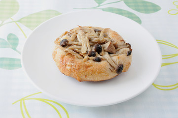 お皿にのせた キノコ ピザ パン フォカッチャ テーブル クローズアップ