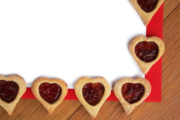 cartolina per San Valentino con biscotti a cuore