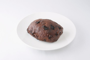 お皿にのせた チョコ チップ パン ベーグル チョコレート 白背景