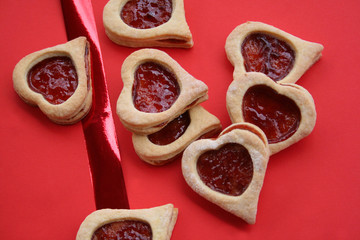 biscotti a forma di cuore su sfondo rosso_ San Valentino
