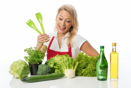 Blonde Hausfrau bereitet einen Salat zu