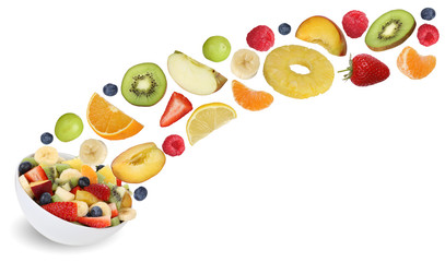 Fliegender Obstsalat mit Früchte wie Orange, Apfel, Banane und