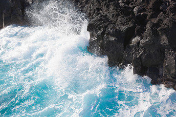 mer houleuse, déferlante bleue, île de la Réunion