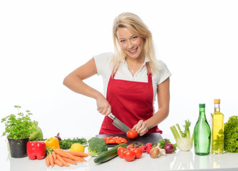 Blonde Hausfrau bereitet einen Salat zu