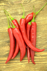czerwone papryczki chili na stole