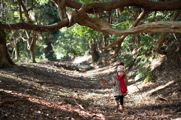 森で遊ぶ少女