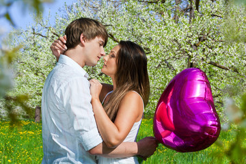 Verliebtes Paar mit Luftballon