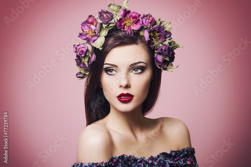 девушка с венком цветов на голове бесплатно