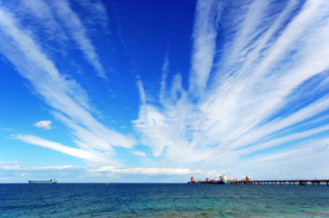 Naklejka premium Petroliera al pontile e cielo pieno di nuvole