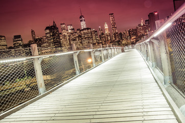 Obraz premium New York skyline view from illuminated bridge