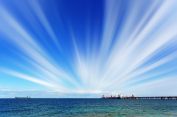 Naklejka premium Petroliera al pontile e cielo con nuvole