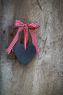 Herz mit rot weiß karierter Schleife als Holz Hintergrund