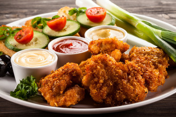 Grilled chicken nuggets and vegetables