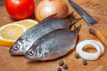Raw fish with lemon and onion