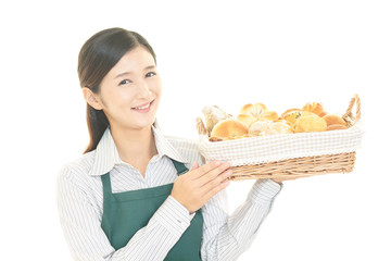 パンを運ぶ女性