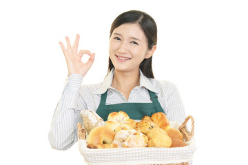 パンを運ぶ笑顔の女性