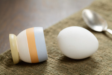 Umgefallenes gekochtes Ei