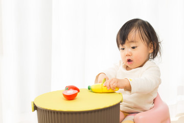 おままごとをする赤ちゃん