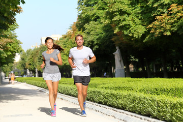 Courir les coureurs de couple jogging dans le parc de la ville