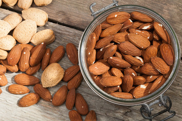 Almonds and almonds in shells.