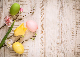Fototapeta na wymiar easter eggs and spring flowers