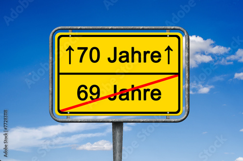 "Geburtstag, 69-70 Jahre, Ortsschild" Stockfotos und ...