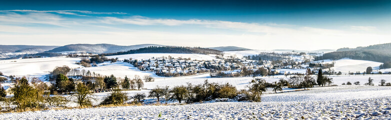 Fototapeta na wymiar Panorama verschneite Hügellandschaft im Spessart
