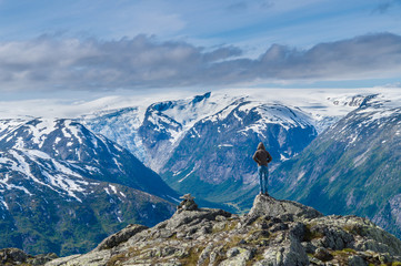 Fototapeta na wymiar Men on the edge of Myrhyrna mountain viewing glaciers