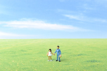 草原に手をつないで立っている二人の男女の子供