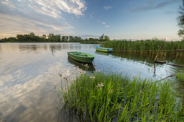 łódki wędkarskie w przystani rzecznej © Mike Mareen
