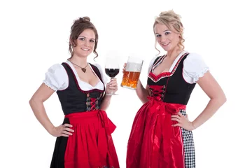 Foto op Plexiglas Zwei Frauen im Dirndl mit Bier und Wein stoßen an Porträt © www.freund-foto.de