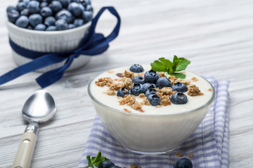 Heidelbeer Joghurt mit Müsli