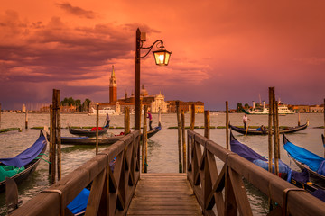 Sonnenuntergang auf dem Markusplatz in Venedig. Italien