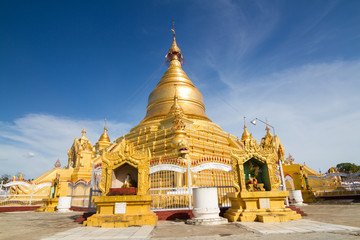 Naklejka premium Golden Buddha