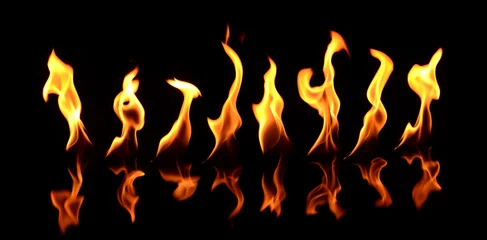 Crédence de cuisine en verre imprimé Flamme Belles flammes de feu reflétées dans le tableau noir