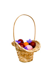 Fototapeta na wymiar Пасхальные яйца в корзинке с цветами