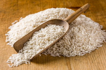 Alte Holzschaufel mit Basmati Reis