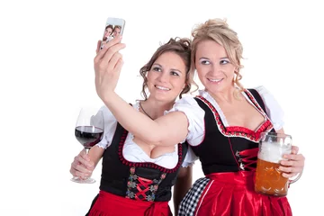 Foto op Canvas Frauen im Dirndl machen Selfie mit Handy Porträt © www.freund-foto.de