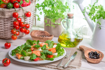 Obraz na płótnie Canvas Healthy salad with fresh vegetables and salmon