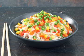 spaghetti di riso con verdure