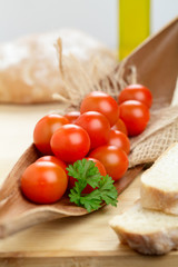 Ciabatta und Kirschtomaten