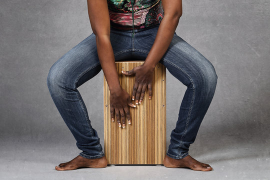 femme noire jouant du cajon