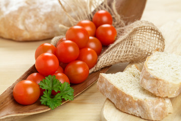 Ciabatta und Kirschtomaten