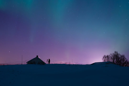 Silhouette eines Polarlicht Fotograf in der Nacht