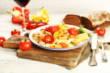 Pasta salad with pepper, carrot and tomatoes