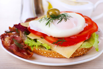 Sandwich with poached egg, tomato and bacon