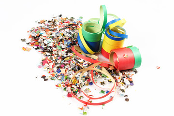 stelle filanti e coriandoli su sfondo bianco