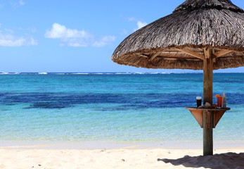 plage et parasol de l'île maurice