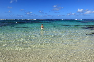 baigneuse dans lagon bleu de l'oc&eacute;an indien