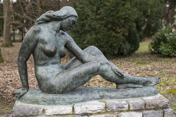 Fototapeta na wymiar naked woman statue in daruvar, croatia